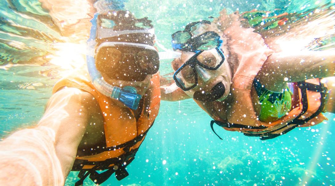 Voluntarios nadando en Fiyi. Voluntarios realizando snorkel durante sus vacaciones alternativas en Fiyi